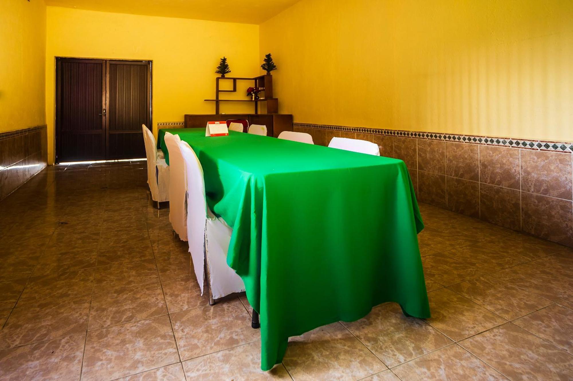 Oyo Oasis, Hotel Matehuala